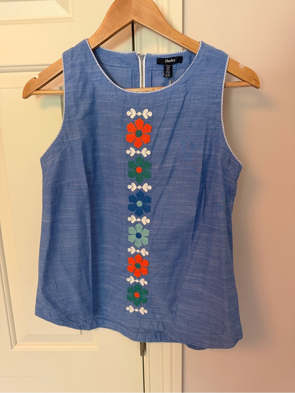 🌸 NWT Chambray Sleeveless Tank with Multicolor Floral Embroidery